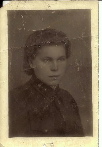 Моя бабушка Кузнецова (Зубар-Ткачук) Клавдия Федоровна, уроженка с.Вача Нижегородской области. Войну закончила в Кенгисеппе в должности полковая медсестра, ушла в 84 года майор мед.службы в отставке.