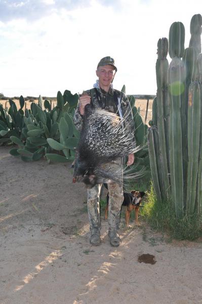 Мой друг из Краснодара с местным ежиком..Охотнику достались только колючки, мясо негры спороли.... И кто после этого правит миром? Белым колючки , неграм мясо...