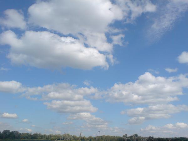 Облака, облака над Новокуйбышевской Лебяжкой.Очень красивое озеро, но сейчас его затмили облака.