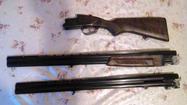 ИЖ - 27 ем стк, 2 блока стволов, дробовой 710 мм., верхний 1.0, нижний 0.5 12x70 1993 года выпуска. Дерево орех. Сверловка стволов идеальная, внутренние каналы хромированные. Потертостей на железе нет. Сколов на дереве нет.