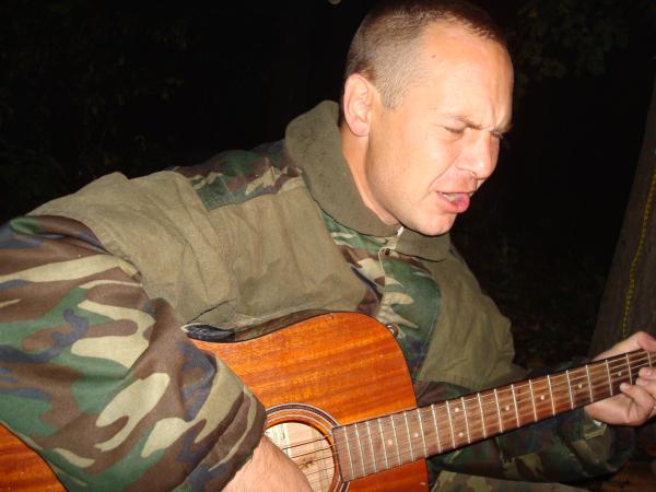 Да, вот такая у меня рожа... А как еще песню Высоцкого спеть, с его надрывом и хрипловатым баритоном...